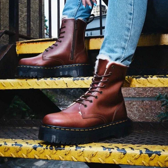 NEW DR MARTENS JADON FAUX FUR LINED PLATFORM BOOTS - Picture 1 of 7